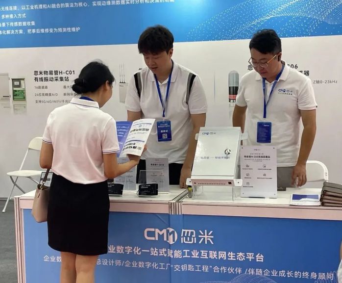 全數會現場，李泯漢為客戶介紹產品
