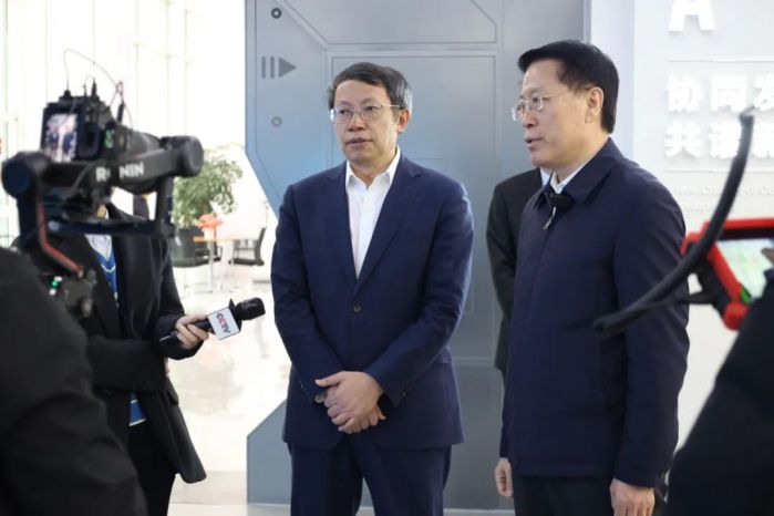 圖為李克強(qiáng)院士（左）與重慶市副市長江敦濤（右）接受央視新聞采訪