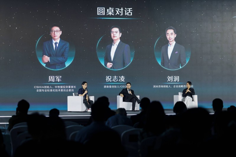 從左到右：CSHIA創(chuàng)始人、中智盟投資董事長周軍，德施曼創(chuàng)始人/CEO祝志凌，潤米咨詢創(chuàng)始人、企業(yè)戰(zhàn)略咨詢顧問劉潤