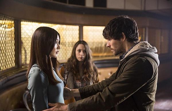 Colin Morgan 飾Leo（右）也是電視劇《真實人類》的角色